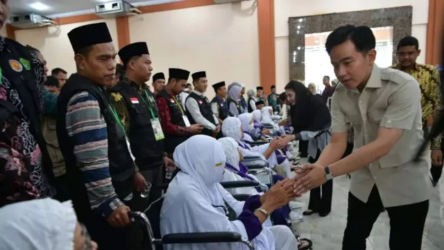 Gibran Didampingi Bobby Nasution Temui Jemaah Haji, Bilang Ada Arahan Presiden - GenPI.co Gibran Didampingi Bobby Nasution Temui Jemaah Haji, Bilang Ada Arahan Presiden - GenPI.co