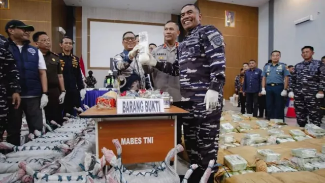 Selundupkan 1,9 Ton Sabu-Sabu dan Kokain di Kepri, 5 WNA Naik Kapal Thailand Dikukut - GenPI.co Selundupkan 1,9 Ton Sabu-Sabu dan Kokain di Kepri, 5 WNA Naik Kapal Thailand Dikukut - GenPI.co