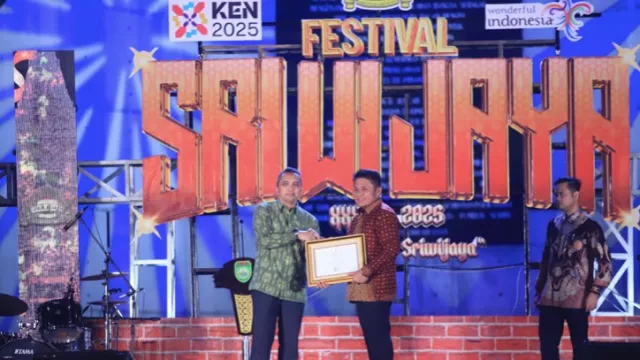 Gubernur Sumsel Herman Deru Terima Penghargaan KEN 2024 dari Kemenparekraf - GenPI.co Gubernur Sumsel Herman Deru Terima Penghargaan KEN 2024 dari Kemenparekraf - GenPI.co