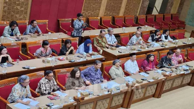 Proyek Penulisan Sejarah Gagasan Fadli Zon Dinilai Bahaya, Bisa Mencuci Dosa Rezim - GenPI.co Proyek Penulisan Sejarah Gagasan Fadli Zon Dinilai Bahaya, Bisa Mencuci Dosa Rezim - GenPI.co