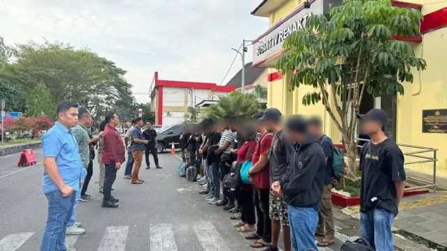 Terbuai Janji, 26 PMI Ilegal Nyaris Dikirim ke Malaysia, Dijanjikan Gaji Rp5 Juta - GenPI.co Terbuai Janji, 26 PMI Ilegal Nyaris Dikirim ke Malaysia, Dijanjikan Gaji Rp5 Juta - GenPI.co