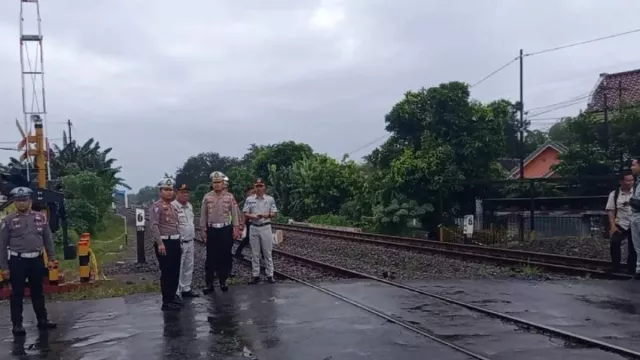 Kronologi KA Malioboro Ekspres Tabrak 7 Motor di Magetan, Palang Pintu Terbuka - GenPI.co Kronologi KA Malioboro Ekspres Tabrak 7 Motor di Magetan, Palang Pintu Terbuka - GenPI.co