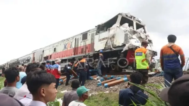 KA Malioboro Eskpres Tabrak 7 Kendaraan di Magetan, 4 Orang Meninggal - GenPI.co KA Malioboro Eskpres Tabrak 7 Kendaraan di Magetan, 4 Orang Meninggal - GenPI.co