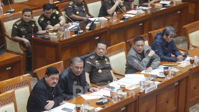 Penjagaan TNI di Kejaksaan Disorot DPR RI, Singgung Situasi Darurat - GenPI.co Penjagaan TNI di Kejaksaan Disorot DPR RI, Singgung Situasi Darurat - GenPI.co