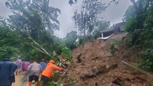 10 Rumah Tertimbun Longsor di Trenggalek, 6 Warga Masih Dicari - GenPI.co 10 Rumah Tertimbun Longsor di Trenggalek, 6 Warga Masih Dicari - GenPI.co