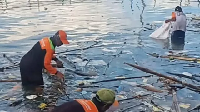 Miris! 250 Ton Sampah Serbu Pulau Tidung, Kiriman dari Jakarta - GenPI.co Miris! 250 Ton Sampah Serbu Pulau Tidung, Kiriman dari Jakarta - GenPI.co
