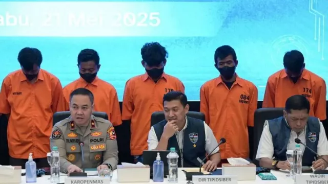 Ada 6 Tersangka Kasus Konten Inses Grup FB, Motifnya Nafsu hingga Cuan - GenPI.co Ada 6 Tersangka Kasus Konten Inses Grup FB, Motifnya Nafsu hingga Cuan - GenPI.co