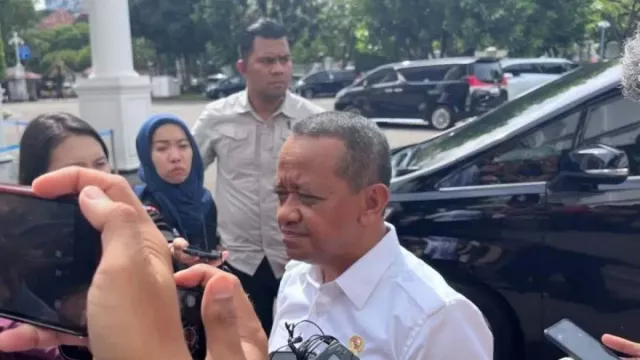 Rocky Gerung Usul Kabinet Dirombak, Jawaban Bahlil Lahadalia dan Airlangga Beda - GenPI.co Rocky Gerung Usul Kabinet Dirombak, Jawaban Bahlil Lahadalia dan Airlangga Beda - GenPI.co