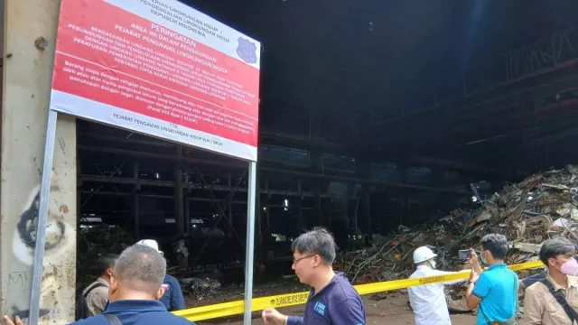 3 Pabrik Nakal di Tangerang Disegel, Buang Limbah Aluminium dan Tekstil ke Sungai - GenPI.co 3 Pabrik Nakal di Tangerang Disegel, Buang Limbah Aluminium dan Tekstil ke Sungai - GenPI.co