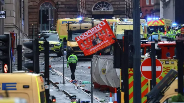 Parade Liverpool Dinodai Darah, 47 Orang Terluka karena Kecelakaan - GenPI.co Parade Liverpool Dinodai Darah, 47 Orang Terluka karena Kecelakaan - GenPI.co