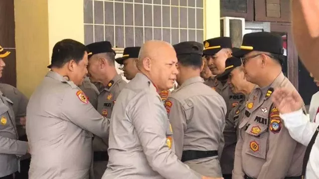 6 Polisi Positif Narkoba, Dihukum Olahraga dan Salat 5 Waktu di Musala - GenPI.co 6 Polisi Positif Narkoba, Dihukum Olahraga dan Salat 5 Waktu di Musala - GenPI.co