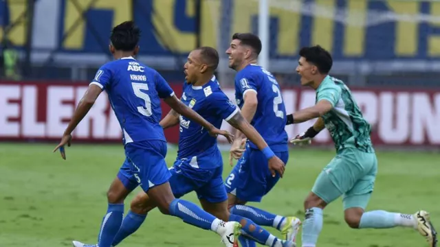 Kunci Tangguhnya Pertahanan Persib Bandung, 4 Bek yang Jarang Diganti - GenPI.co Kunci Tangguhnya Pertahanan Persib Bandung, 4 Bek yang Jarang Diganti - GenPI.co