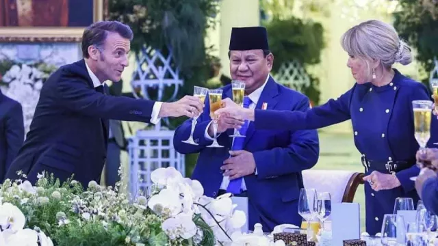 Seskab Teddy Jelaskan Minuman Prabowo dan Macron saat Toast, Bukan Alkohol? - GenPI.co