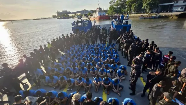 100 Napi Bandel Asal Riau Dipindah ke Nusakambangan, di Sel Khusus Diawasi Penuh CCTV - GenPI.co 100 Napi Bandel Asal Riau Dipindah ke Nusakambangan, di Sel Khusus Diawasi Penuh CCTV - GenPI.co