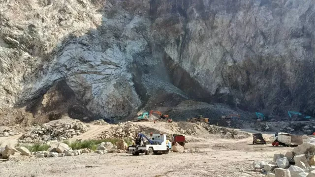 11 Korban Longsor Gunung Kuda Belum Ditemukan, Tim Gabungan Kerahkan Alat Berat - GenPI.co 11 Korban Longsor Gunung Kuda Belum Ditemukan, Tim Gabungan Kerahkan Alat Berat - GenPI.co