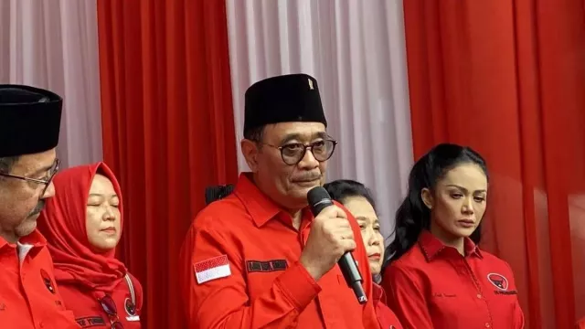 Djarot Sebut Arus Bawah Ingin Ketum PDIP Tetap Diemban Megawati - GenPI.co Djarot Sebut Arus Bawah Ingin Ketum PDIP Tetap Diemban Megawati - GenPI.co