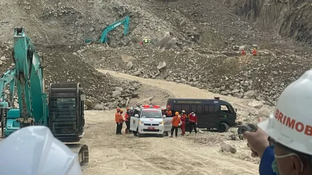 7 Korban Longsor Gunung Kuda Masih Dicari, Dibantu Anjing Pelacak - GenPI.co 7 Korban Longsor Gunung Kuda Masih Dicari, Dibantu Anjing Pelacak - GenPI.co