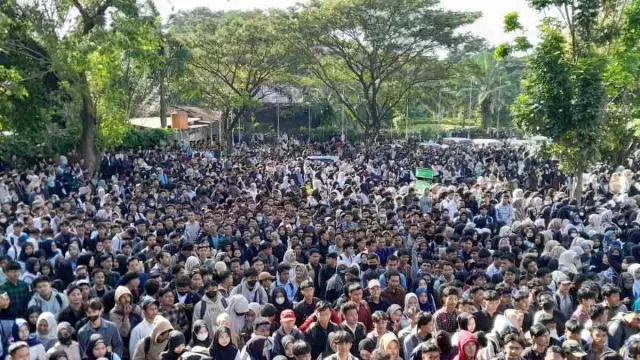 DPR RI Soroti Bursa Kerja Ricuh, Sebut Keresahan Sosial Mulai Terlihat - GenPI.co