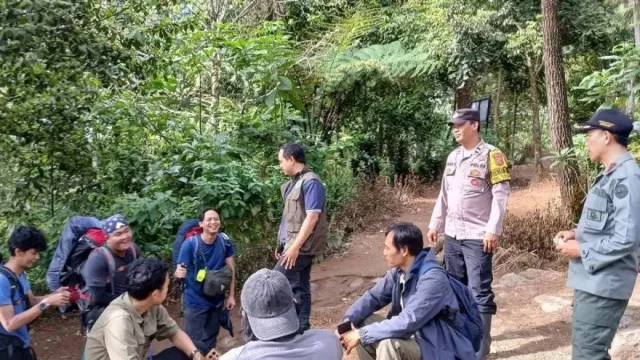 Pendaki Gunung Gede Pangrango Wajib Punya Izin Resmi, Nekat Naik Bisa Dipaksa Turun - GenPI.co Pendaki Gunung Gede Pangrango Wajib Punya Izin Resmi, Nekat Naik Bisa Dipaksa Turun - GenPI.co
