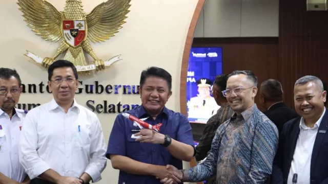 Herman Deru Beri Dukungan Total, AirAsia Buka Rute Palembang-Kuala Lumpur - GenPI.co Herman Deru Beri Dukungan Total, AirAsia Buka Rute Palembang-Kuala Lumpur - GenPI.co