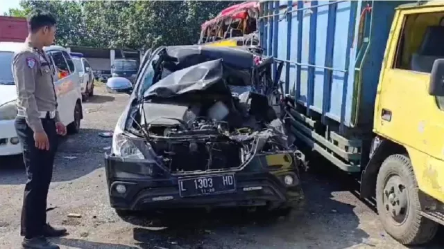 Innova Tabrak Truk di Tol Jomo, 3 Orang Meninggal - GenPI.co Innova Tabrak Truk di Tol Jomo, 3 Orang Meninggal - GenPI.co