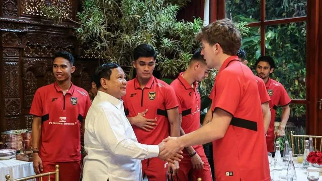 Prabowo Beri Jam Tangan Rolex ke Pemain Timnas, Harganya Ratusan Juta - GenPI.co Prabowo Beri Jam Tangan Rolex ke Pemain Timnas, Harganya Ratusan Juta - GenPI.co