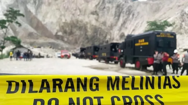 Tambang Gunung Kuda Ditutup Total Pascalongsor, 4 Korban Belum Ditemukan - GenPI.co Tambang Gunung Kuda Ditutup Total Pascalongsor, 4 Korban Belum Ditemukan - GenPI.co