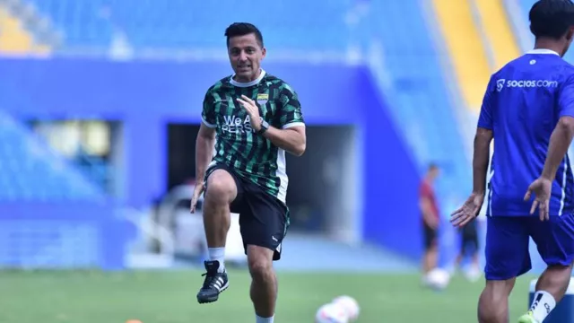 Persib Bandung Panaskan Mesin, Pemain Mulai Diberi Menu Latihan - GenPI.co Persib Bandung Panaskan Mesin, Pemain Mulai Diberi Menu Latihan - GenPI.co