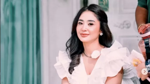 Salah Nyanyikan Lagu Pica-Pica, Dewi Perssik Makin Ramai Job - GenPI.co Salah Nyanyikan Lagu Pica-Pica, Dewi Perssik Makin Ramai Job - GenPI.co