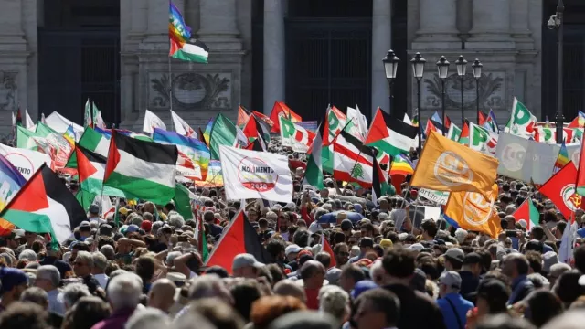 Ribuan Warga Italia Gelar Aksi Damai di Roma, Desak Pemerintah Tegas Soal Perang Gaza - GenPI.co Ribuan Warga Italia Gelar Aksi Damai di Roma, Desak Pemerintah Tegas Soal Perang Gaza - GenPI.co