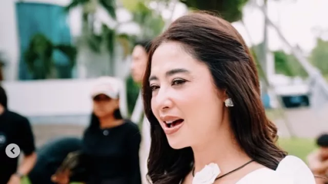 Keponakan Sebut Banyak yang Antre Dapatkan Dewi Perssik - GenPI.co Keponakan Sebut Banyak yang Antre Dapatkan Dewi Perssik - GenPI.co