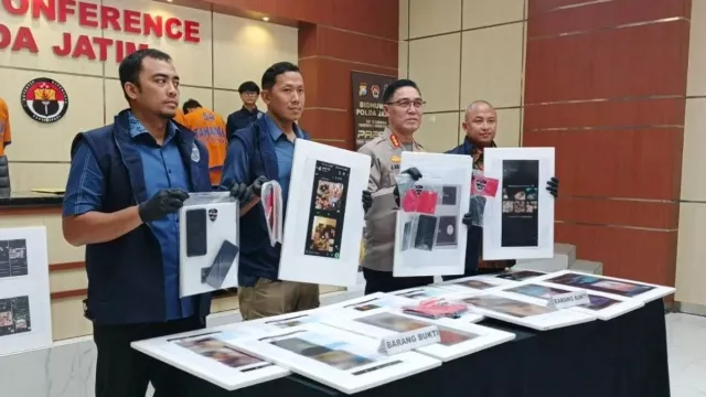 Sebar Konten Asusila, Admin dan Anggota Grup Gay di FB dan WA Ditangkap Polisi - GenPI.co Sebar Konten Asusila, Admin dan Anggota Grup Gay di FB dan WA Ditangkap Polisi - GenPI.co