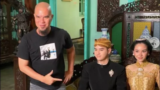 Al Ghazali Siraman, Perasaan Ahmad Dhani Campur Aduk sampai Menangis - GenPI.co Al Ghazali Siraman, Perasaan Ahmad Dhani Campur Aduk sampai Menangis - GenPI.co