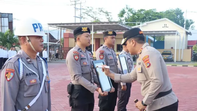 Jadi Pemakai dan Pengedar Narkoba, 2 Anggota Polres Sumbawa Dipecat - GenPI.co Jadi Pemakai dan Pengedar Narkoba, 2 Anggota Polres Sumbawa Dipecat - GenPI.co