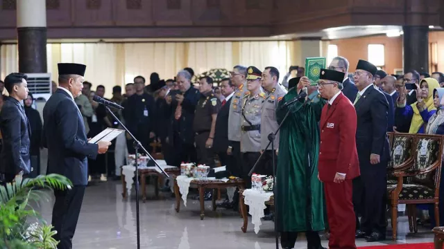 Sumpah Jabatan Rektor UPI Pakai Bahasa Inggris Bikin Cucun Kecewa, Pilih Walk Out - GenPI.co Sumpah Jabatan Rektor UPI Pakai Bahasa Inggris Bikin Cucun Kecewa, Pilih Walk Out - GenPI.co