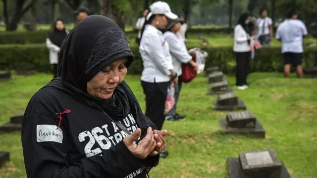 Komnas HAM Ungkap Fakta Kejahatan Kemanusiaan Kerusuhan Mei 1998, Termasuk Perkosaan - GenPI.co Komnas HAM Ungkap Fakta Kejahatan Kemanusiaan Kerusuhan Mei 1998, Termasuk Perkosaan - GenPI.co
