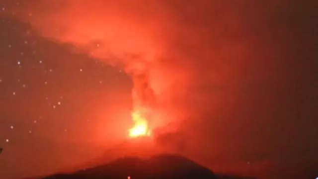 Gunung Lewotobi Laki-laki Erupsi, Terjadi Hujan Abu dan Kerikil, Warga Mengungsi - GenPI.co Gunung Lewotobi Laki-laki Erupsi, Terjadi Hujan Abu dan Kerikil, Warga Mengungsi - GenPI.co