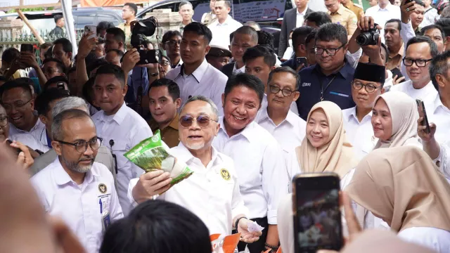 Gubernur Herman Deru Dampingi Menko Pangan Zulkifli Hasan Luncurkan Koperasi Merah Putih di Palembang - GenPI.co Gubernur Herman Deru Dampingi Menko Pangan Zulkifli Hasan Luncurkan Koperasi Merah Putih di Palembang - GenPI.co