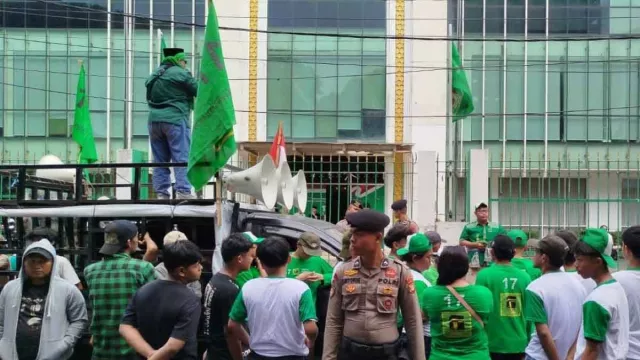 Massa Datangi Kantor PPP Desak Rommy Dipecat, Dianggap Hanya Bikin Partai Hancur - GenPI.co Massa Datangi Kantor PPP Desak Rommy Dipecat, Dianggap Hanya Bikin Partai Hancur - GenPI.co