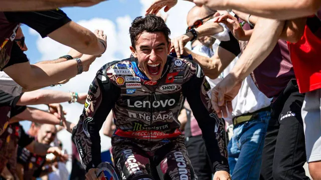 Juara MotoGP Italia 2025, Marc Marquez Sindir Penonton di Sirkuit Mugello - GenPI.co Juara MotoGP Italia 2025, Marc Marquez Sindir Penonton di Sirkuit Mugello - GenPI.co