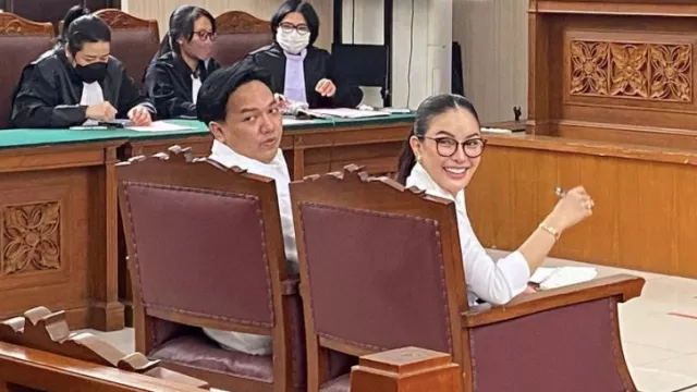 Nikita Mirzani Ditegur Hakim Karena Sapa Pengunjung - GenPI.co Nikita Mirzani Ditegur Hakim Karena Sapa Pengunjung - GenPI.co
