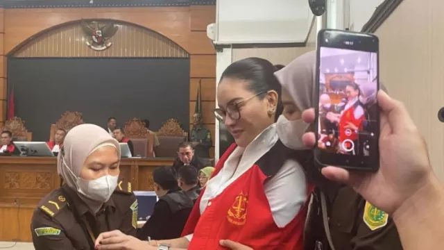 Nikita Mirzani Peras Reza Gladys Rp 4 Miliar untuk Angsur Rumah - GenPI.co Nikita Mirzani Peras Reza Gladys Rp 4 Miliar untuk Angsur Rumah - GenPI.co