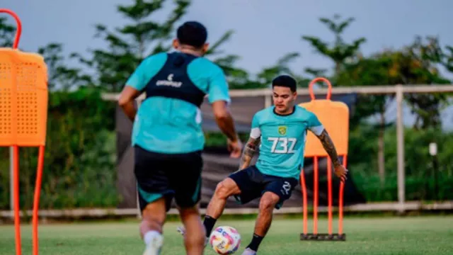 Gali Freitas Mulai Adaptasi, Ingin Beri Kemampuan Terbaiknya di Persebaya Surabaya - GenPI.co Gali Freitas Mulai Adaptasi, Ingin Beri Kemampuan Terbaiknya di Persebaya Surabaya - GenPI.co