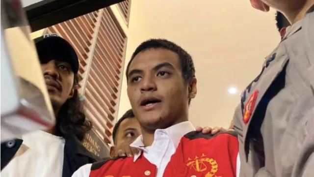 Vadel Badjideh Sidang Pertama, Pipinya Dielus Ibu - GenPI.co Vadel Badjideh Sidang Pertama, Pipinya Dielus Ibu - GenPI.co
