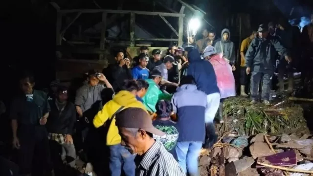 Hujan Deras Terjang Rumah di Garut, 1 Keluarga Tewas Tertimbun Longsor - GenPI.co Hujan Deras Terjang Rumah di Garut, 1 Keluarga Tewas Tertimbun Longsor - GenPI.co