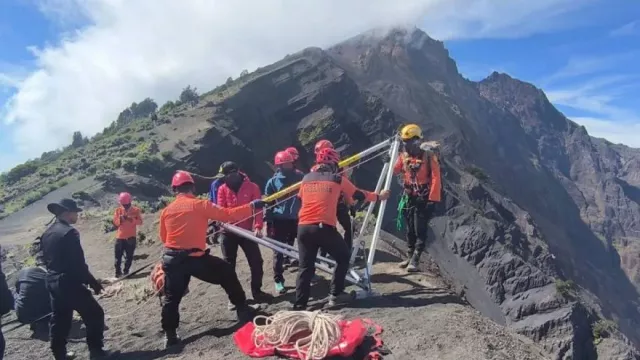 Cuaca Ekstrem di Rinjani Hambat Evakuasi Pendaki Brasil, BMKG Angkat Bicara - GenPI.co Cuaca Ekstrem di Rinjani Hambat Evakuasi Pendaki Brasil, BMKG Angkat Bicara - GenPI.co