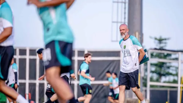 Pelatih Persebaya Surabaya Eduardo Perez Fokus Kembalikan Fisik Pemain - GenPI.co Pelatih Persebaya Surabaya Eduardo Perez Fokus Kembalikan Fisik Pemain - GenPI.co
