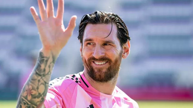 Lionel Messi Main Sama Patung, Kata Zlatan Ibrahimovic - GenPI.co Lionel Messi Main Sama Patung, Kata Zlatan Ibrahimovic - GenPI.co