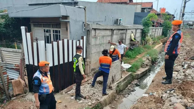 Cegah Kecelakaan dan Jaga Keselamatan, KAI Tutup 28 Perlintasan Liar di Jakarta - GenPI.co Cegah Kecelakaan dan Jaga Keselamatan, KAI Tutup 28 Perlintasan Liar di Jakarta - GenPI.co