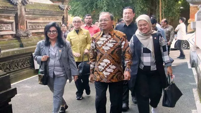 Wayan Koster Sebut Bali Kontribusi Rp 107 Triliun ke Negara, Layak Diberi Insentif - GenPI.co Wayan Koster Sebut Bali Kontribusi Rp 107 Triliun ke Negara, Layak Diberi Insentif - GenPI.co